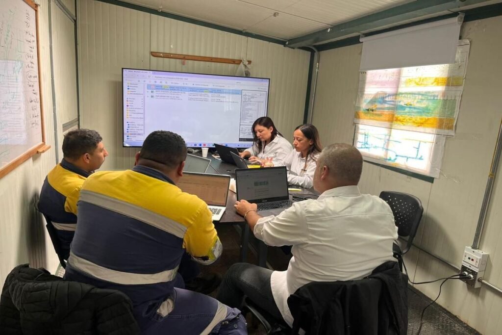 Equipo de consultores de SO&NSO y comité HSEQ realizando auditoría interna del SG-SST en empresa en Colombia