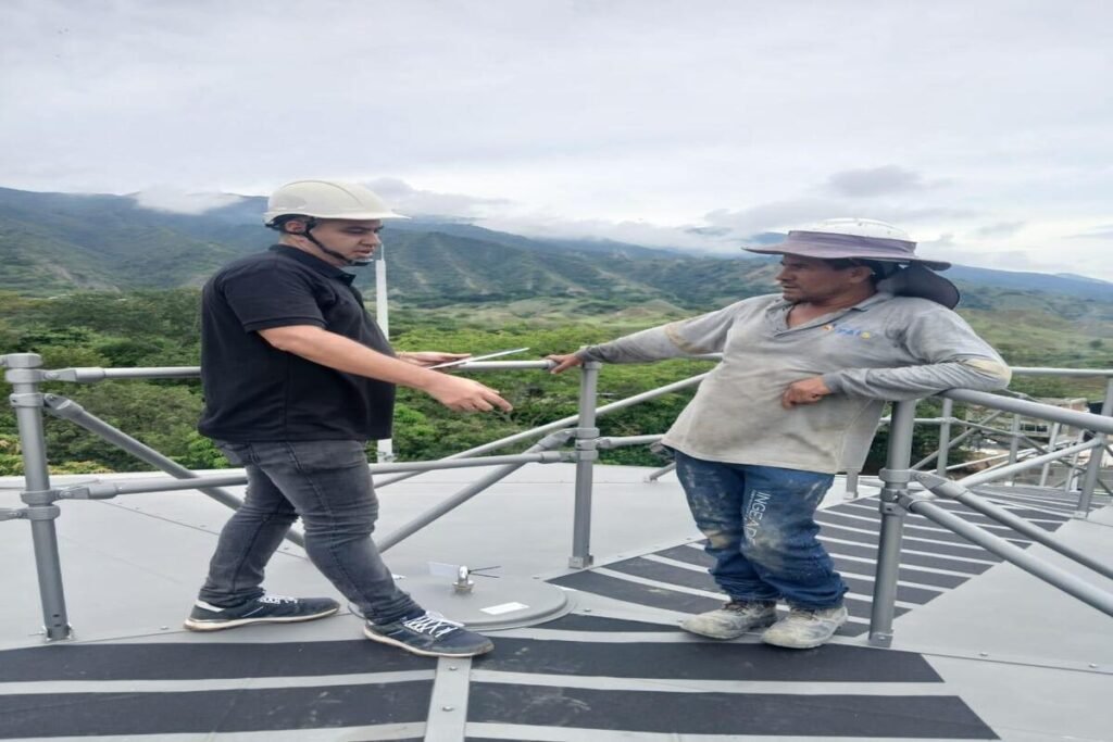 Consultor de SO&NSO realizando una inspección de seguridad planeada en altura junto a un trabajador, revisando condiciones operativas para prevenir accidentes.